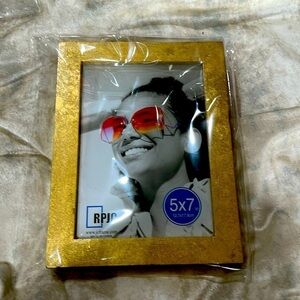 5 for 20 deal! Photo frame 5x7 gold| add 5 to a bundle and I will send offer‌‌